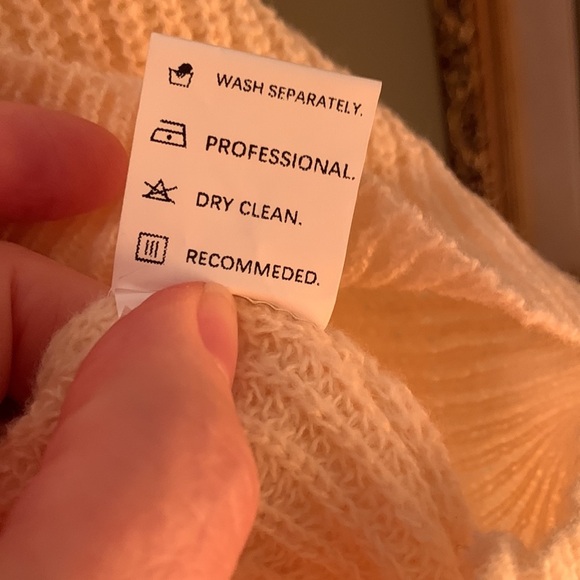 Nora Cora round neck sweater with button detail  NWT 🔴 - Picture 9 of 9